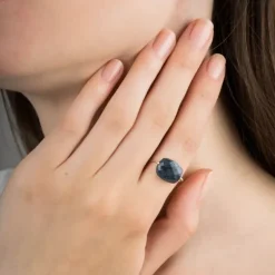 BAGUE OR BLANC COUSSIN PIETERSITE BLEUE