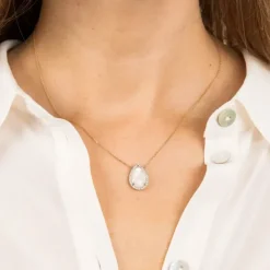 COLLIER ALMA NACRE BLANCHE ET DIAMANTS OR JAUNE