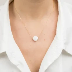 COLLIER OR JAUNE TREFLE AGATE BLANCHE