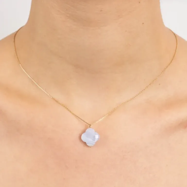 COLLIER OR JAUNE TREFLE AGATE BLEUE DENTELLE PENDANTE (44 cm)